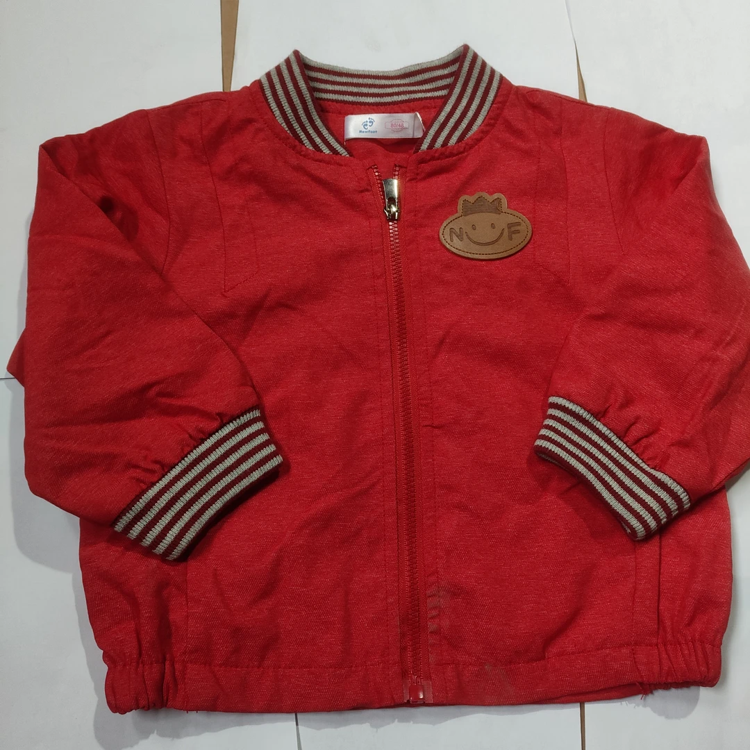 红色条纹领棒球服