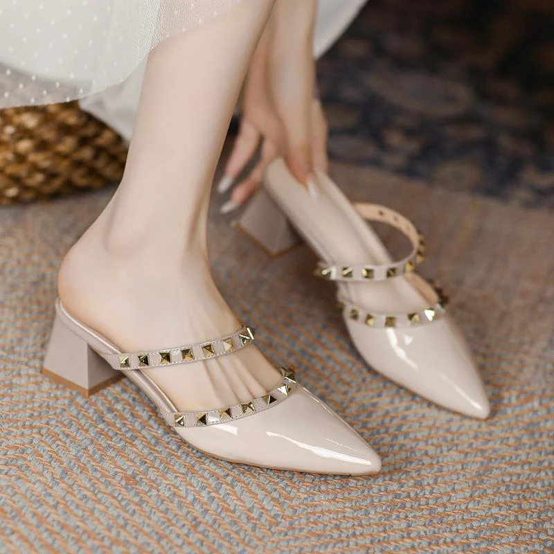 2025高跟鞋尖头粗跟包头拖一脚蹬中跟裸色铆钉配裙子外穿半拖鞋女