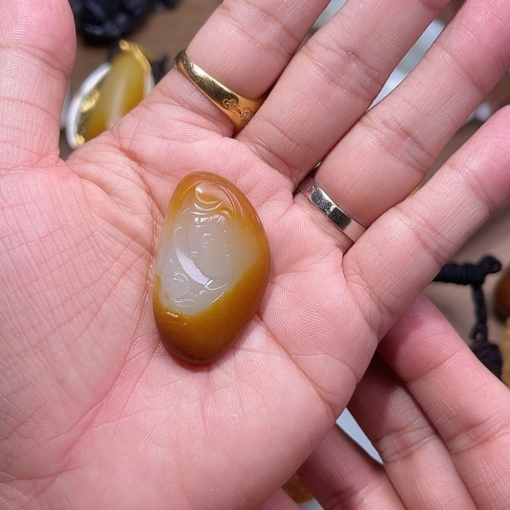奋***:和田玉未镶嵌颈饰