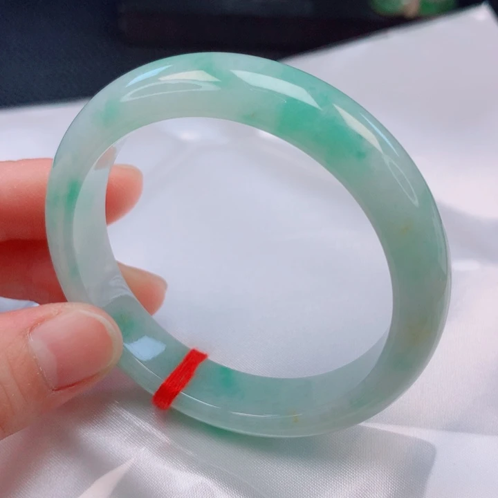 翡翠手镯未镶嵌55圈口