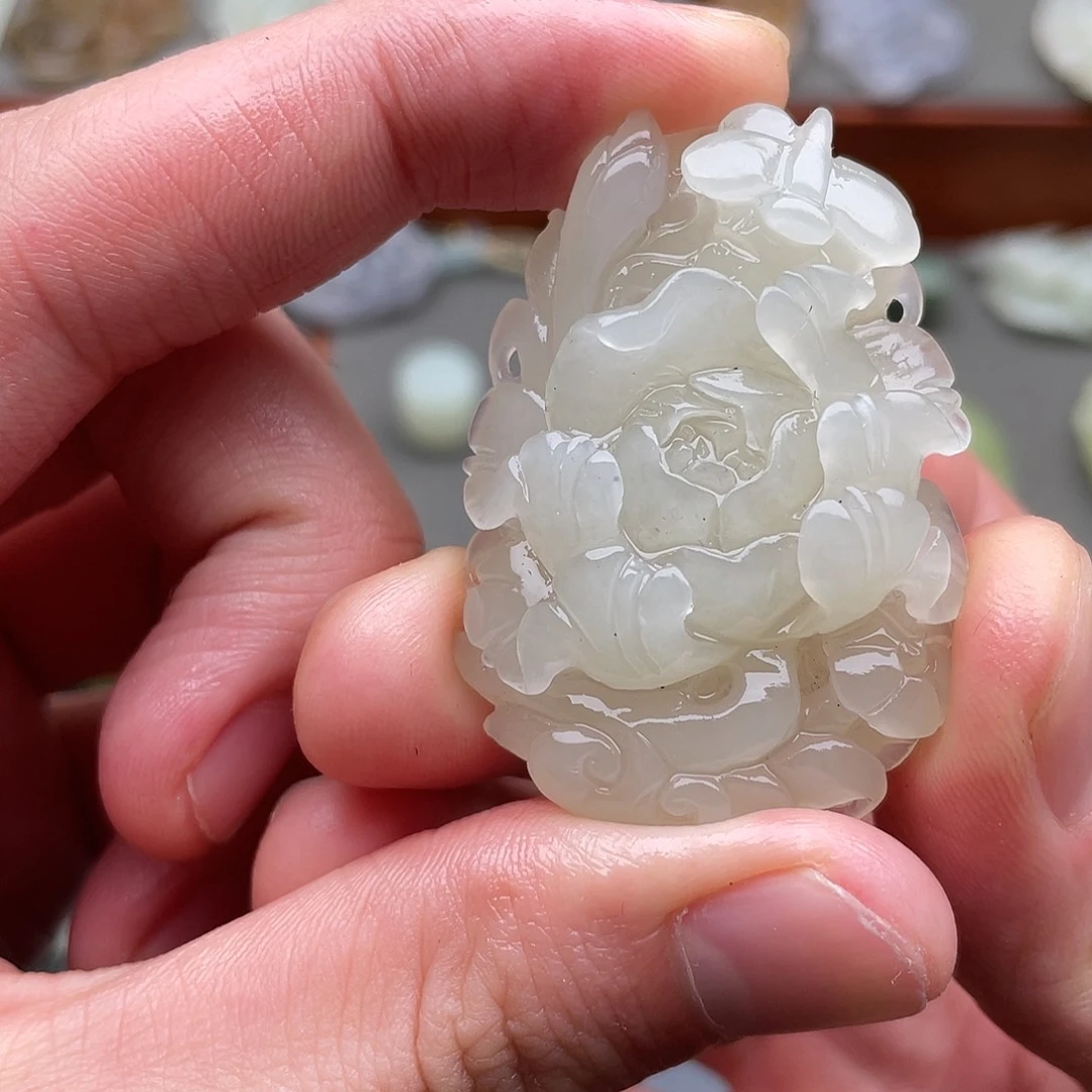 和田玉未镶嵌颈饰牡丹