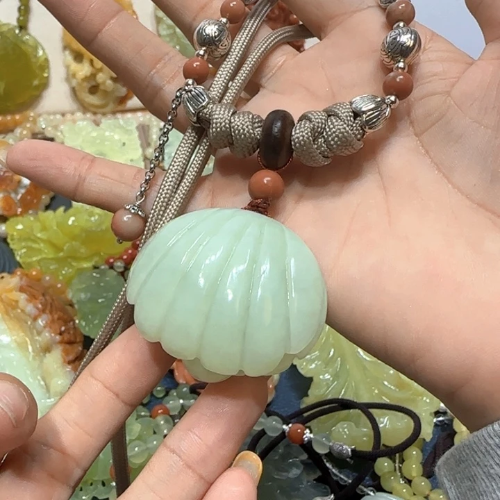 未镶嵌蛇纹石玉吊坠