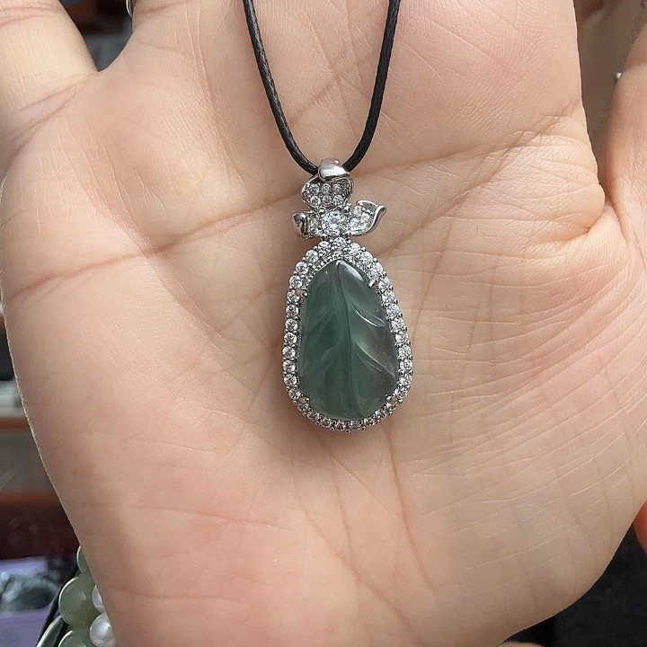 翡翠合金颈饰吊坠