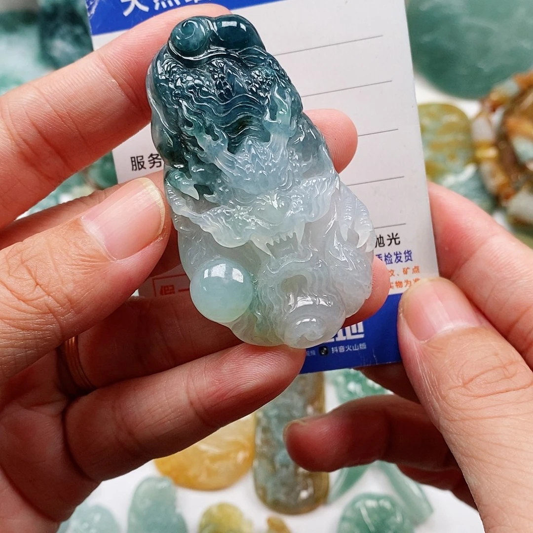 翡翠未镶嵌颈饰龙牌