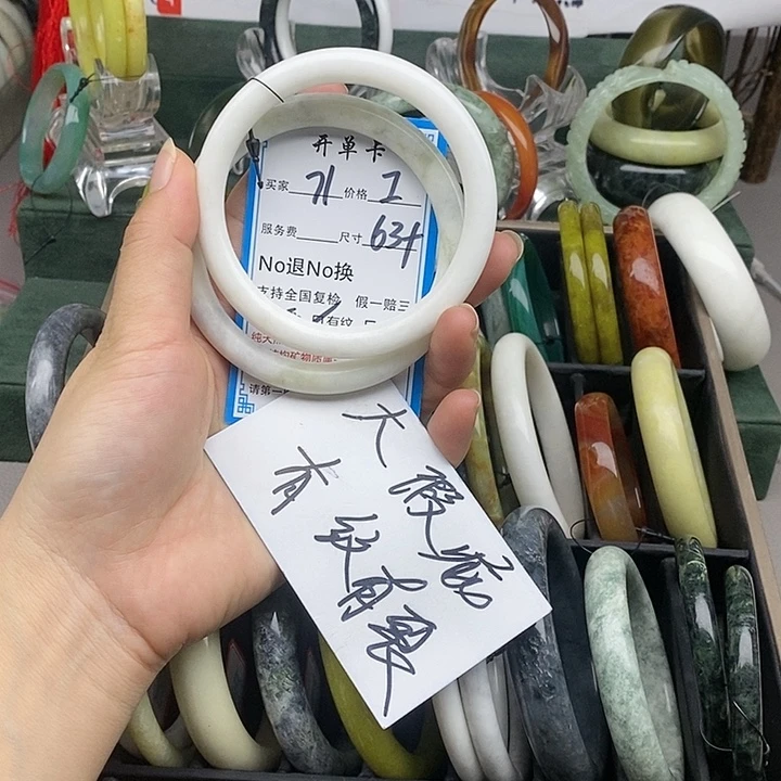 蛇纹石玉未镶嵌手镯