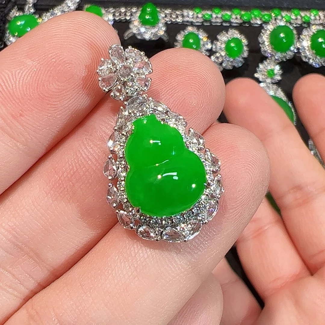 翡翠18K金镶嵌颈饰一刀切正阳绿葫芦