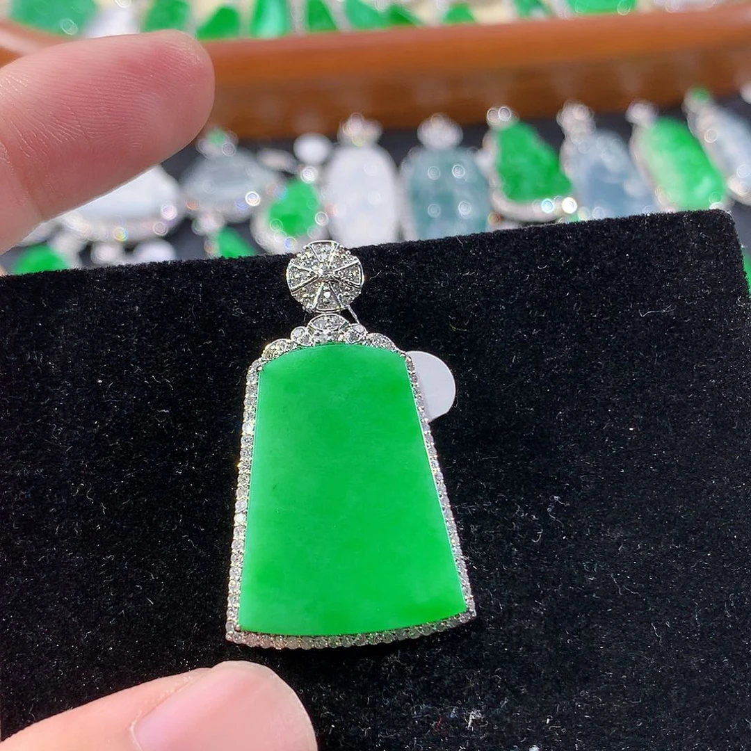 翡翠18K金镶嵌颈饰