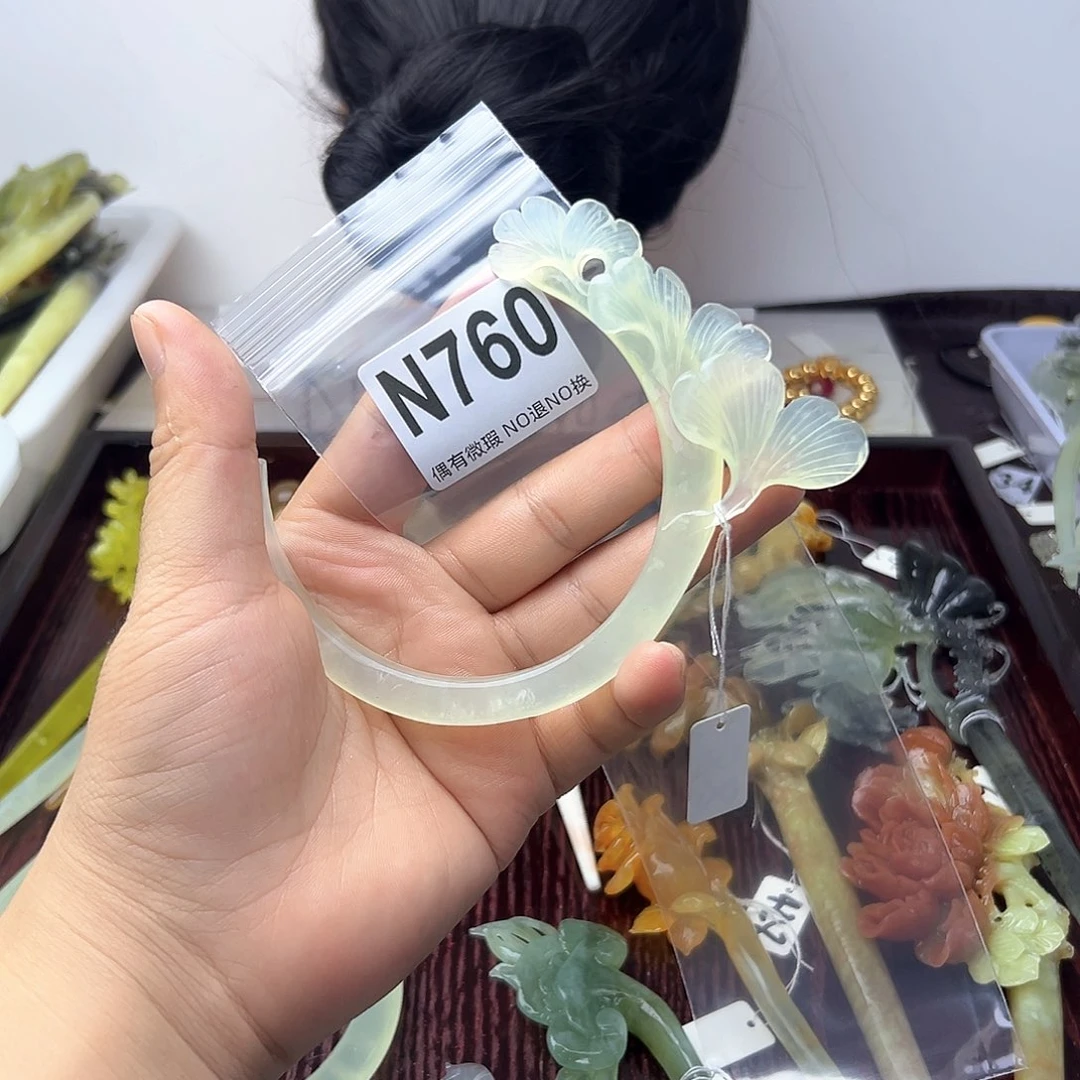 蛇纹石玉合金发饰温**忆