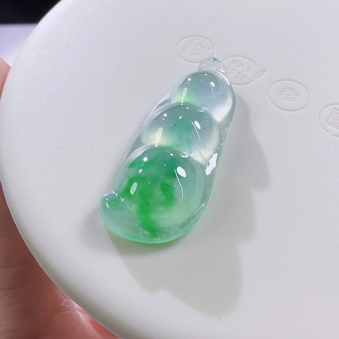 翡翠未镶嵌颈饰豆子