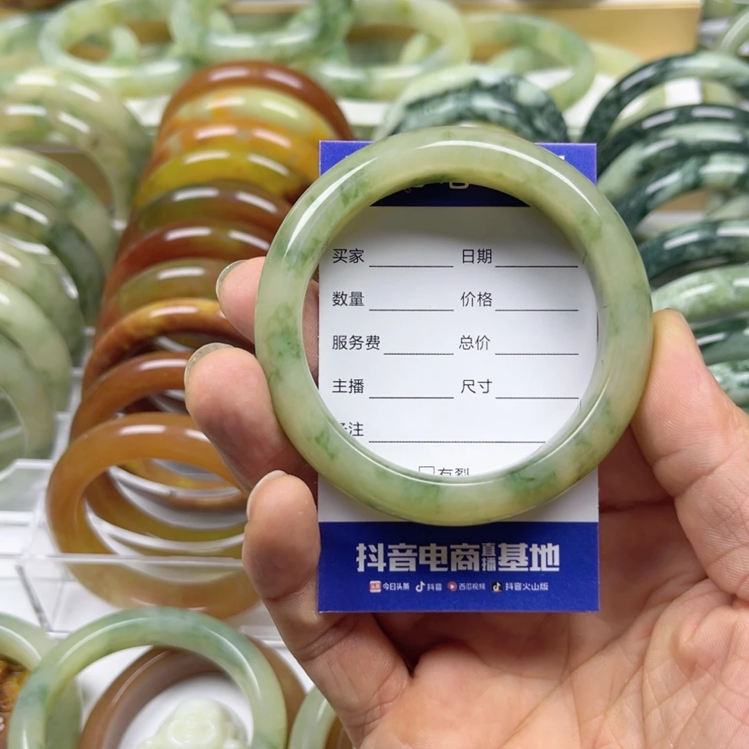 透闪石-蛇纹石玉手镯未镶嵌是****