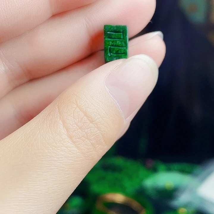 翡翠未镶嵌颈饰多样性