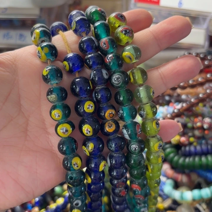 玻璃颈饰一条，喊我选