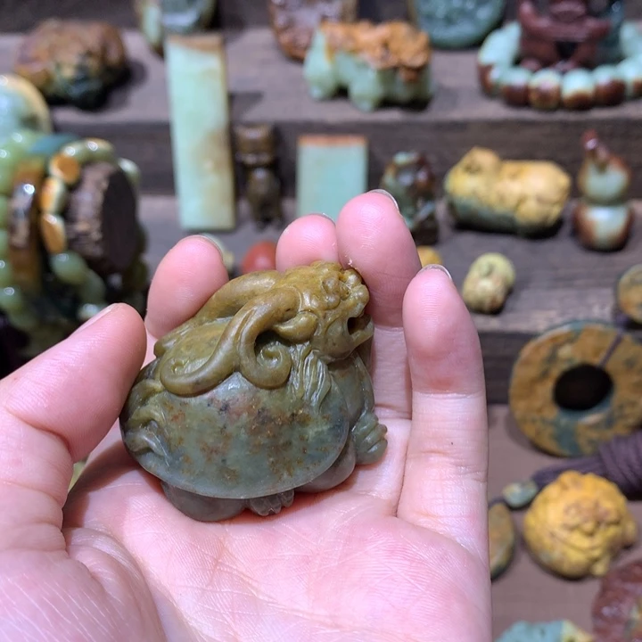 未镶嵌岫岩河磨玉（透闪石质玉）把件