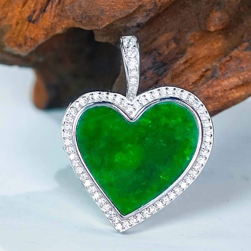 天然翡翠A货银镶嵌时尚气质轻奢辣绿翡翠爱心单吊坠