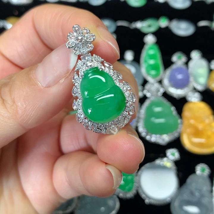 翡翠18K金镶嵌颈饰吊坠