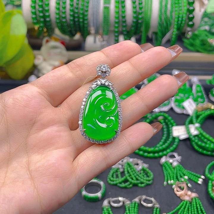 翡翠未镶嵌颈饰西****馆如意