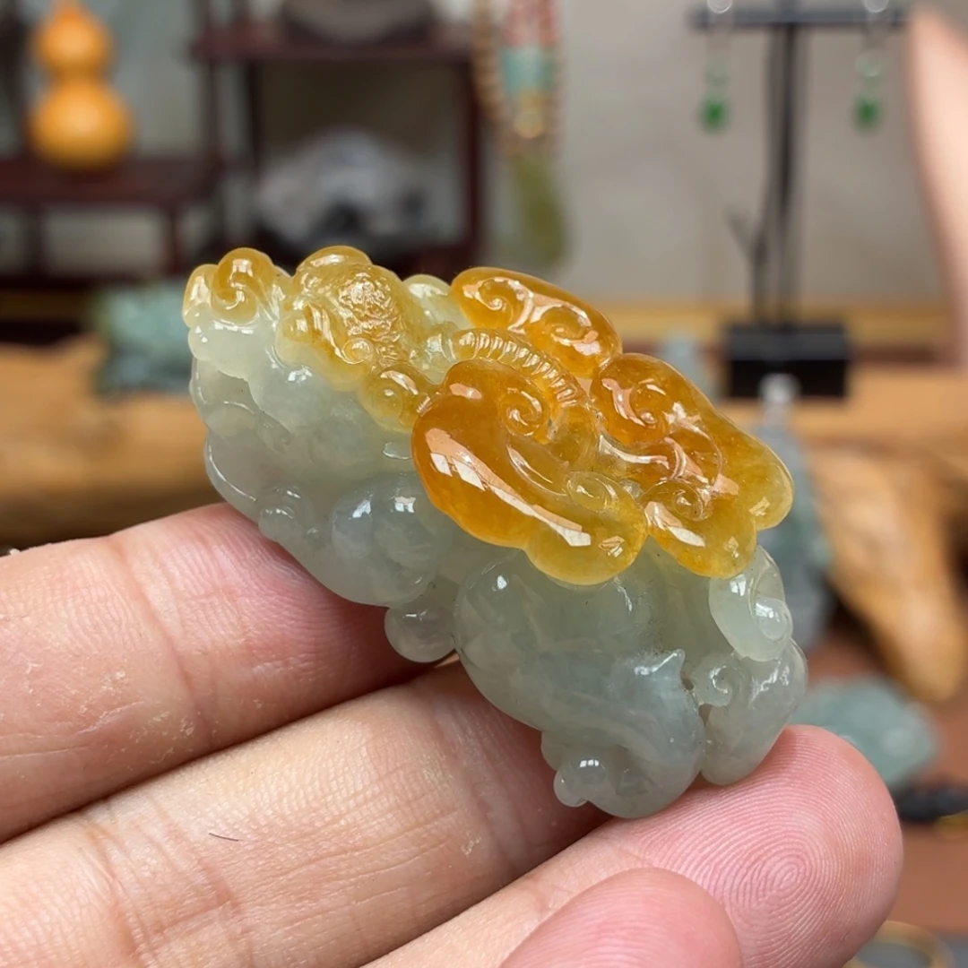 翡翠未镶嵌颈饰貔貅