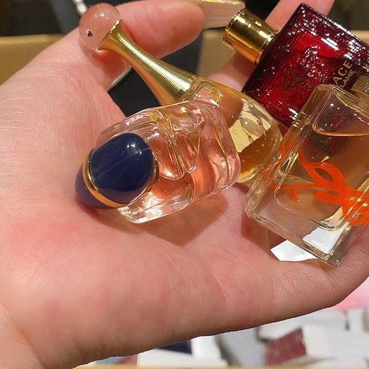 瑞***宝中古香水沐浴露持久留香