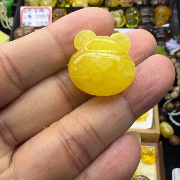 琥珀未镶嵌颈饰熊头