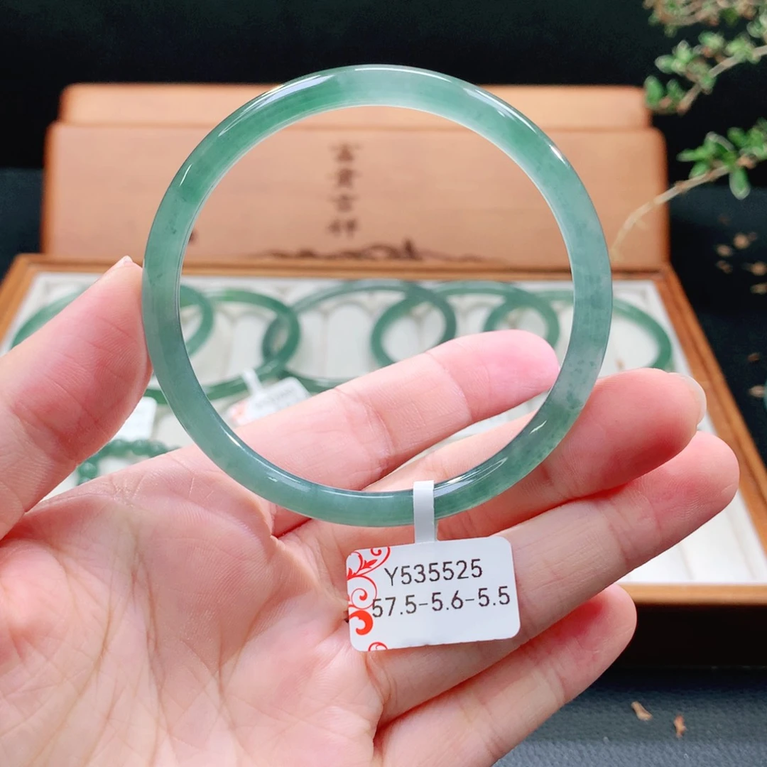 翡翠手镯（圆镯）未镶嵌