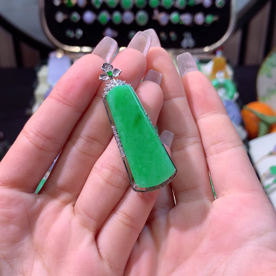 翡翠颈饰18K金镶嵌翡翠