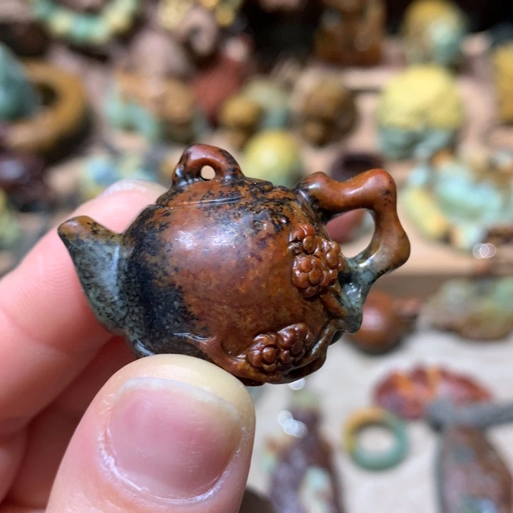 未镶嵌岫岩河磨玉（透闪石质玉）挂件