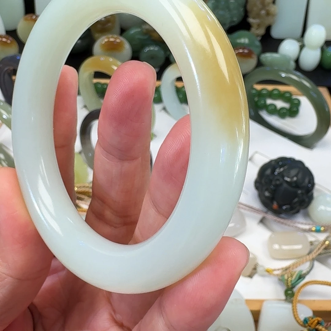来****颈饰未镶嵌和田玉