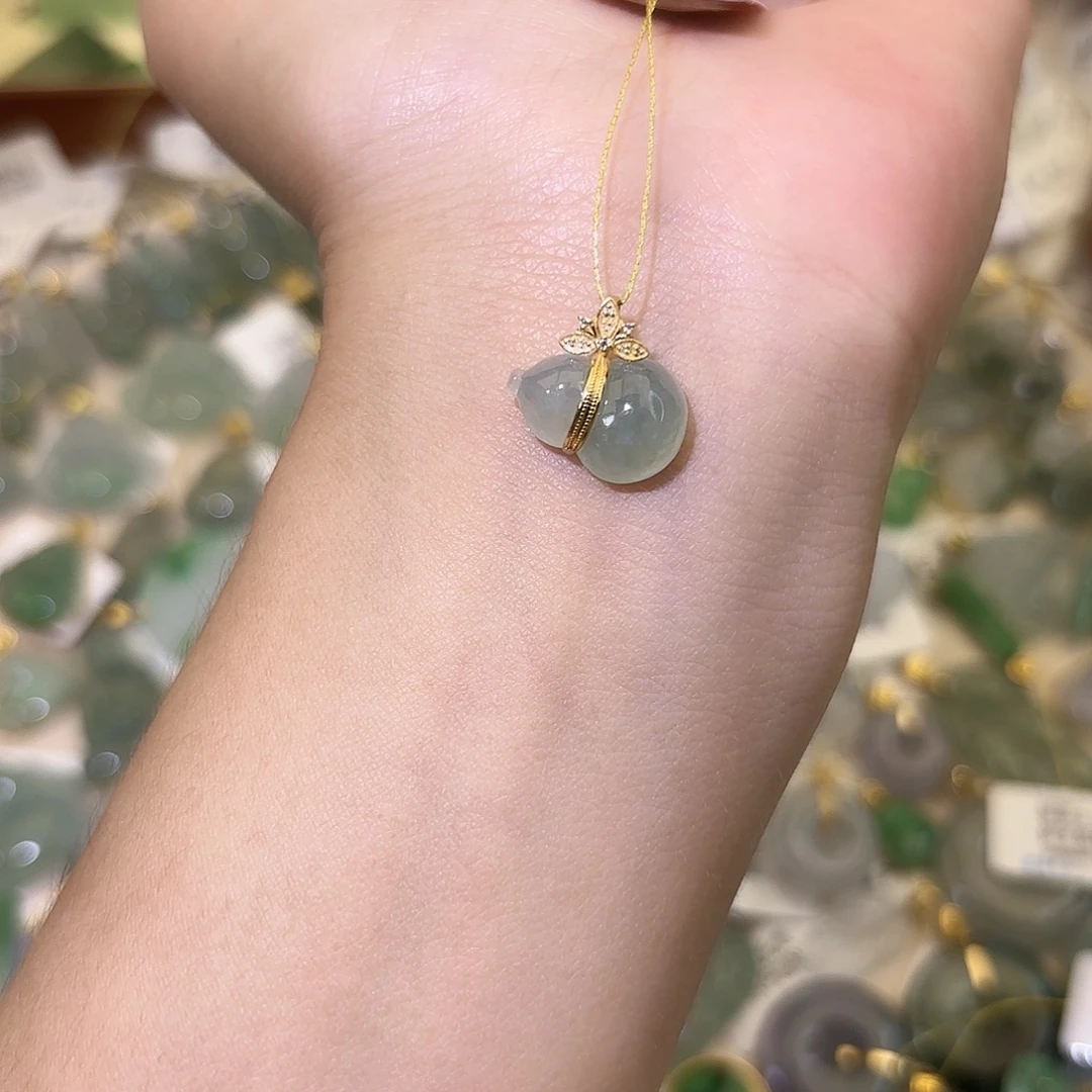 翡翠18K金镶嵌颈饰葫芦