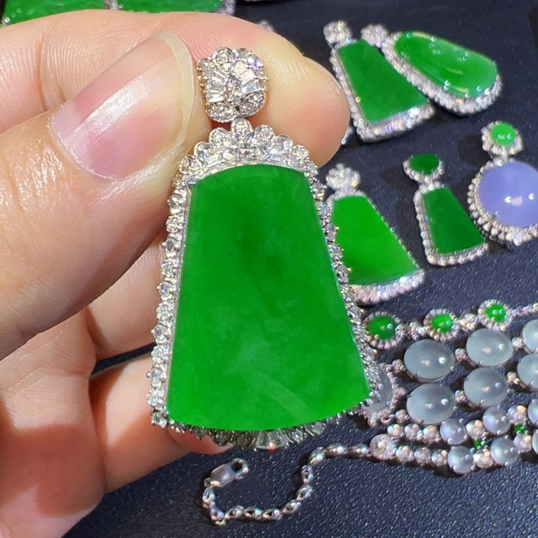 翡翠18K金镶嵌颈饰