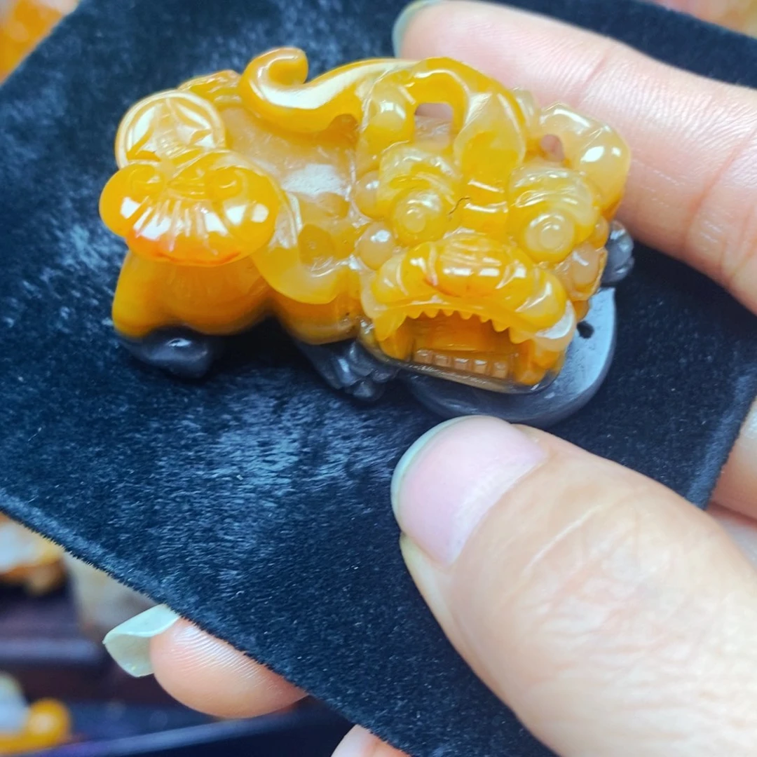 未镶嵌石英质玉（黄龙玉）颈饰