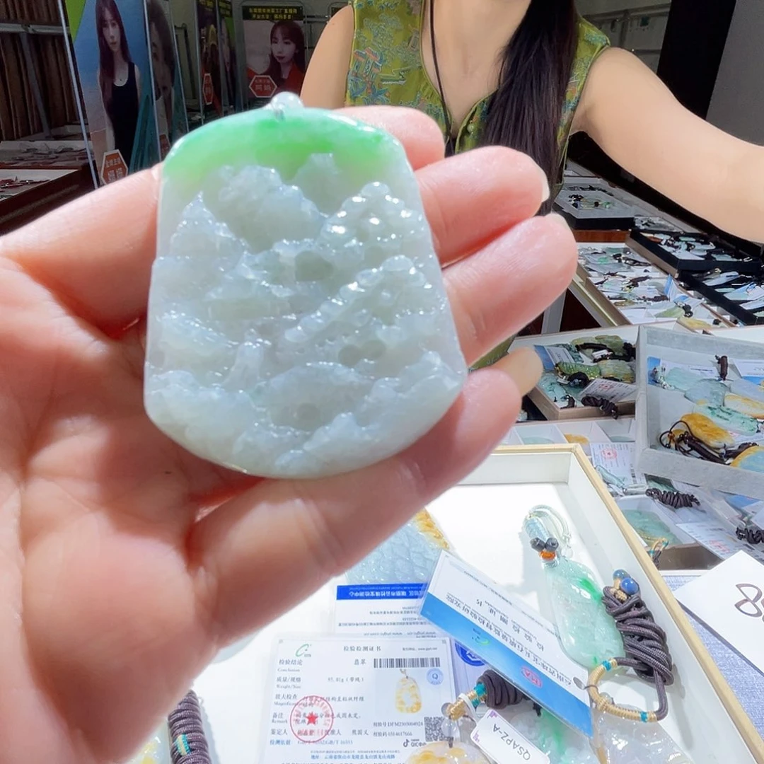 翡翠未镶嵌颈饰一个