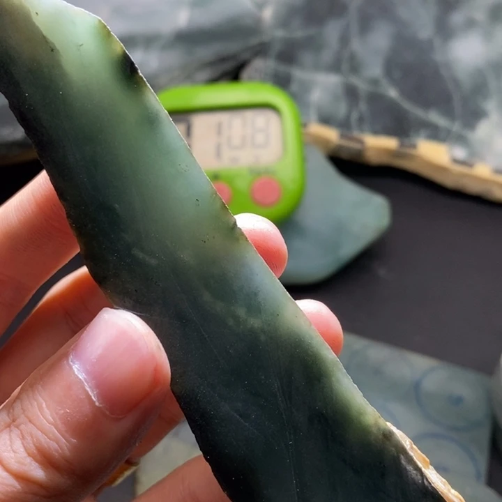 白***人颈饰未镶嵌翡翠料子