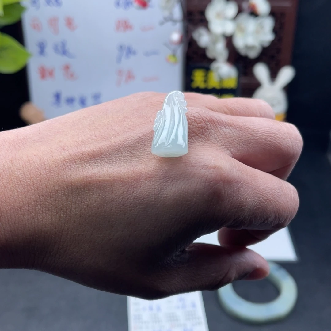 昂***玛未镶嵌挂件翡翠莲蓬