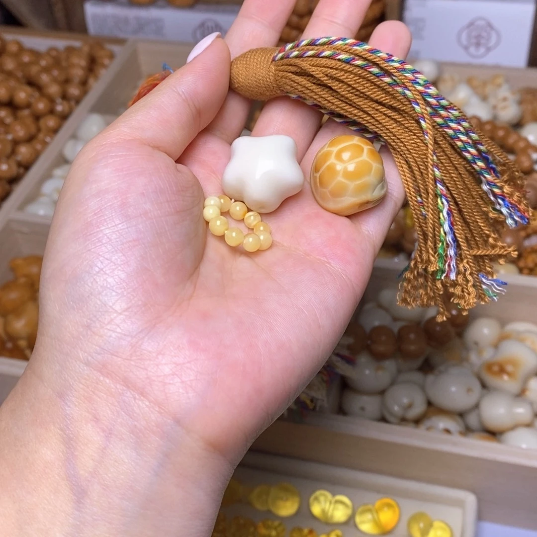 桃****吊坠猴头核桃蜜卡，富甲，星星，金流苏