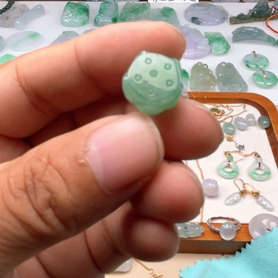 翡翠未镶嵌颈饰翡翠莲花