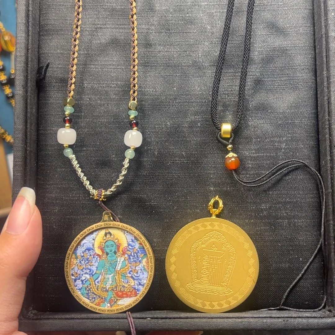 骑***.吊坠美丽的小镇和美丽