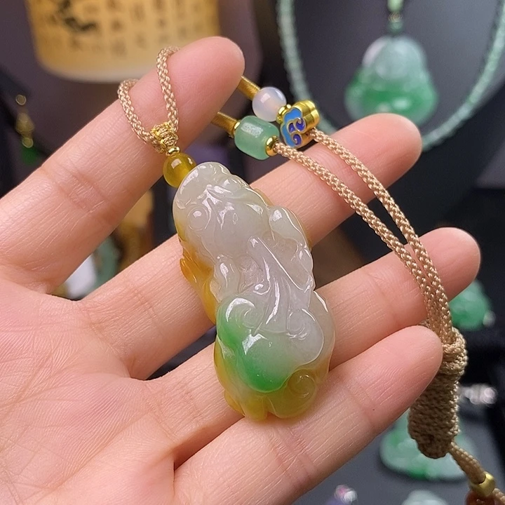 翡翠未镶嵌吊坠(赠链)