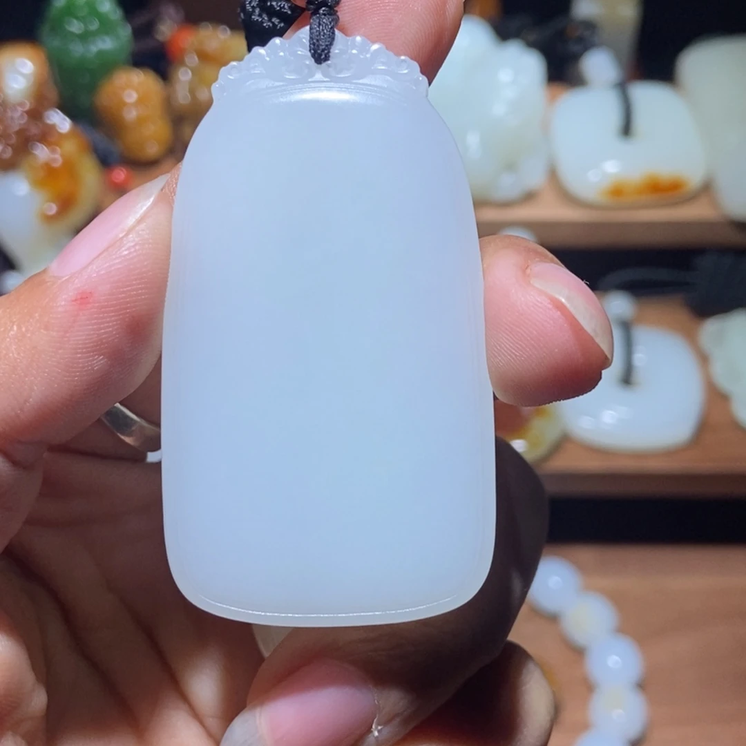 雅***y和田玉未镶嵌颈饰