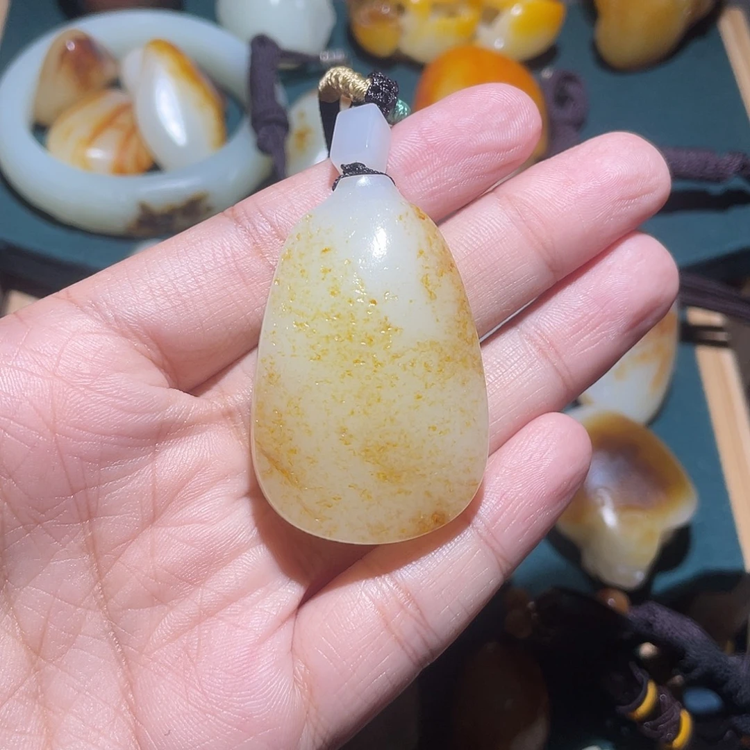 在***y颈饰未镶嵌和田玉