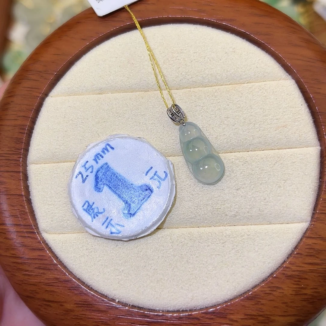 翡翠18K金镶嵌颈饰豆子