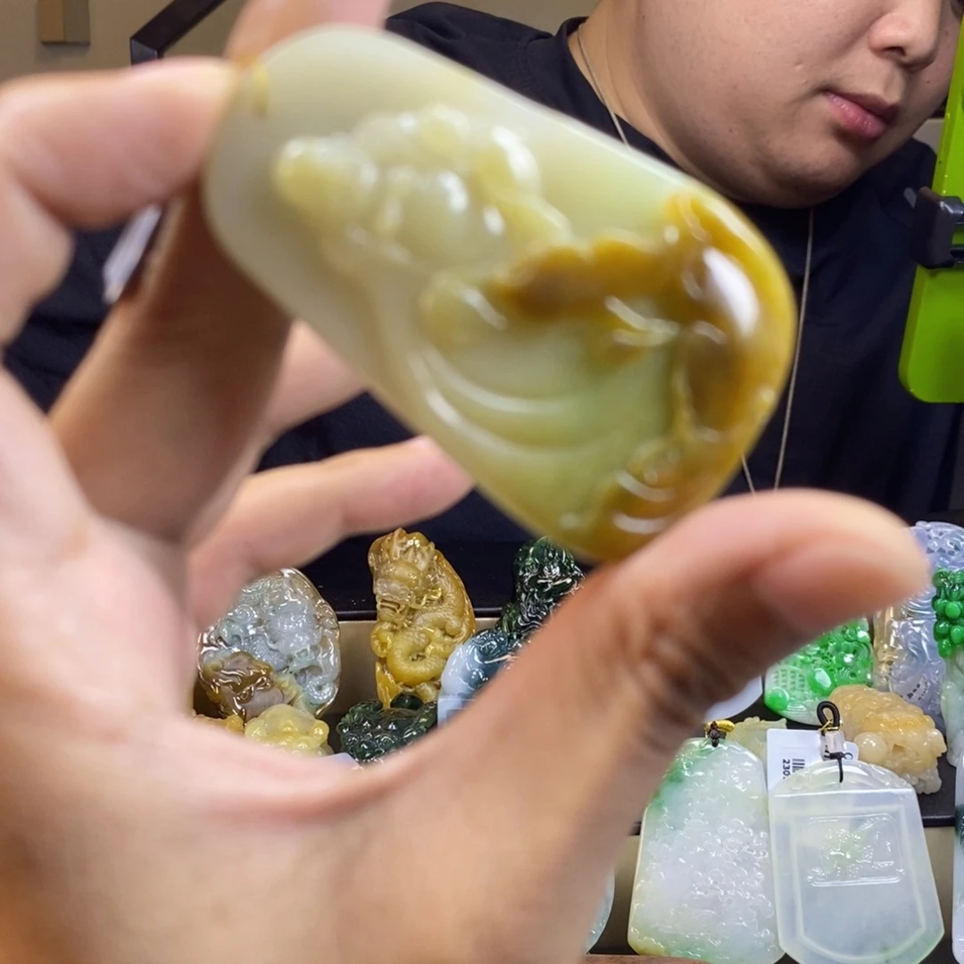 翡翠未镶嵌颈饰逍遥佛