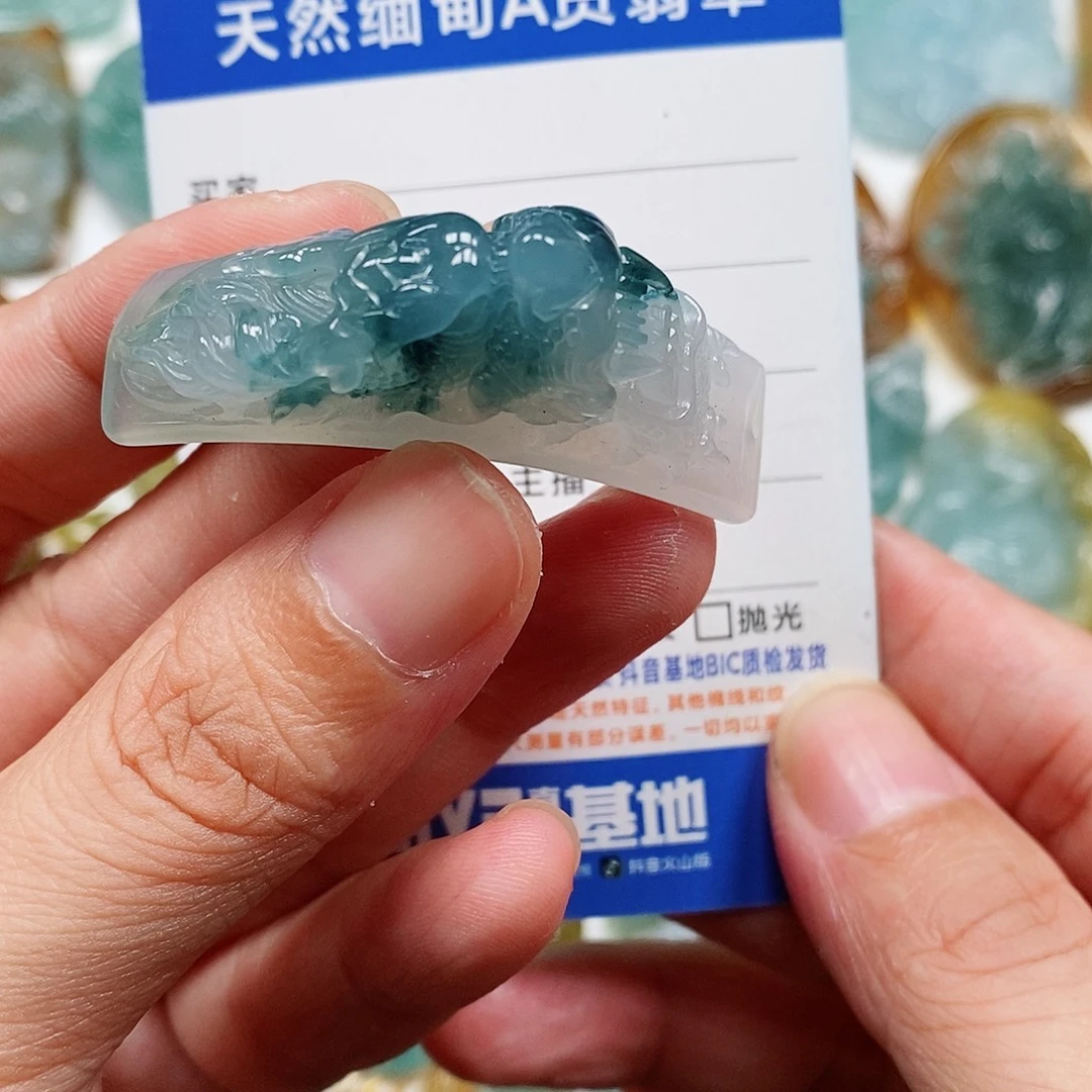 翡翠未镶嵌颈饰龙手牌