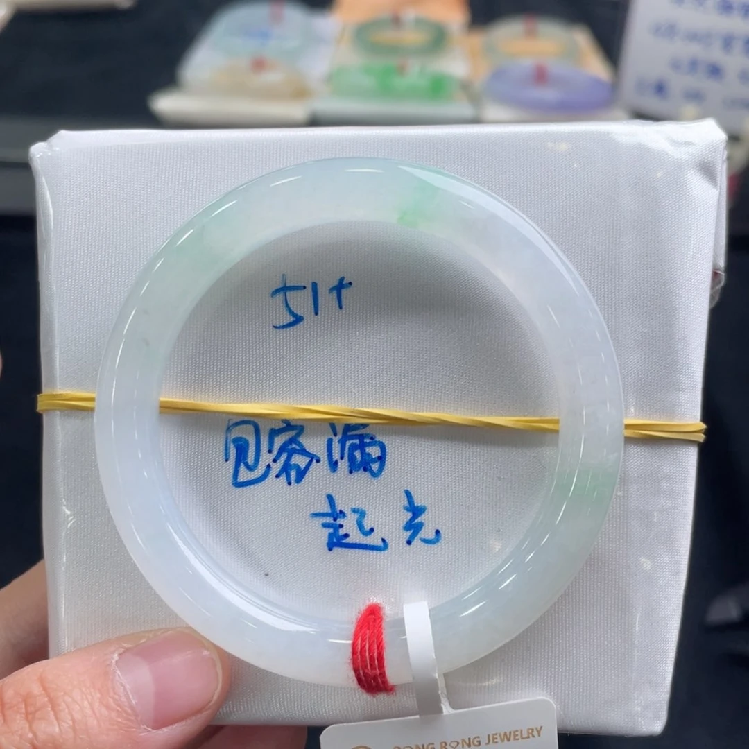 翡翠手镯未镶嵌翡翠手镯