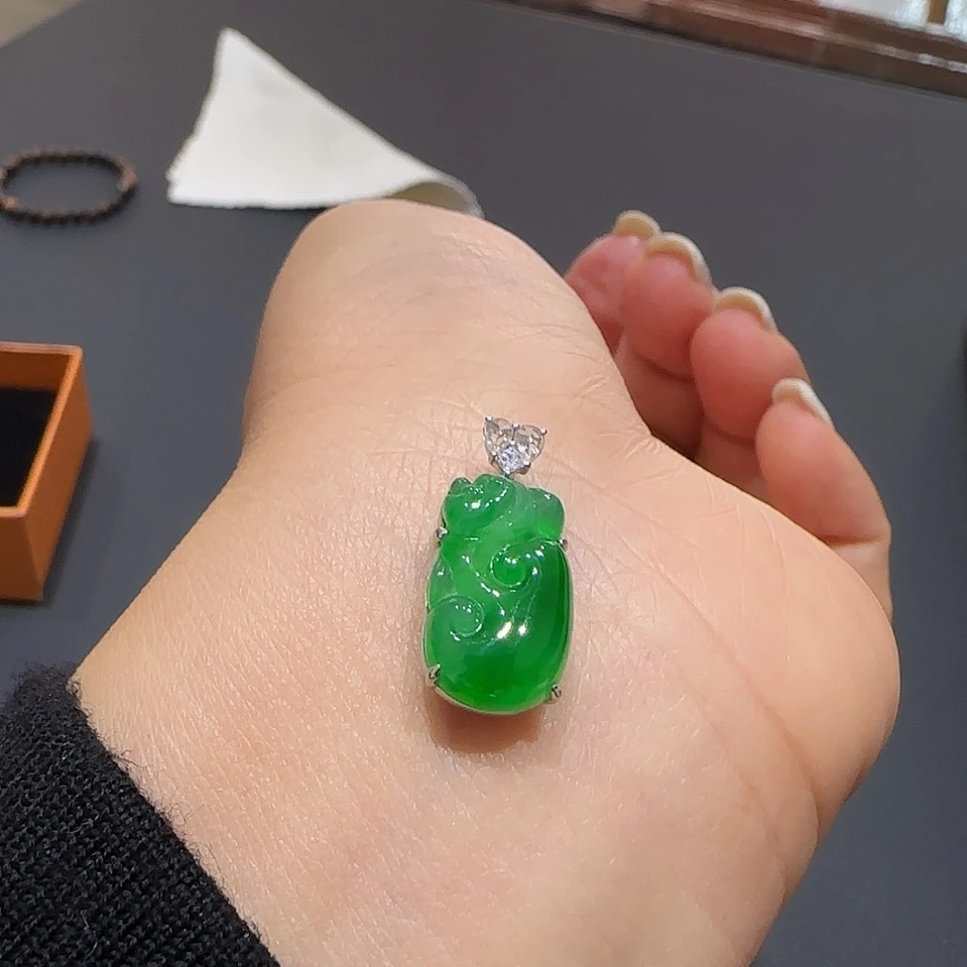 翡翠颈饰18K金镶嵌如意