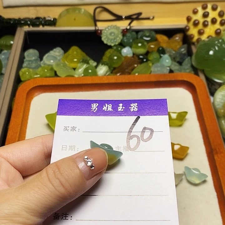 爱***地未镶嵌蛇纹石玉颈饰