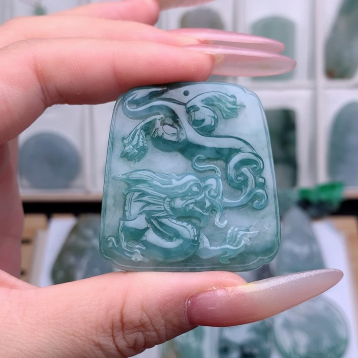 翡翠未镶嵌颈饰龙牌