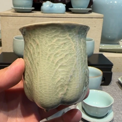 豆青釉白菜主人杯冰裂片