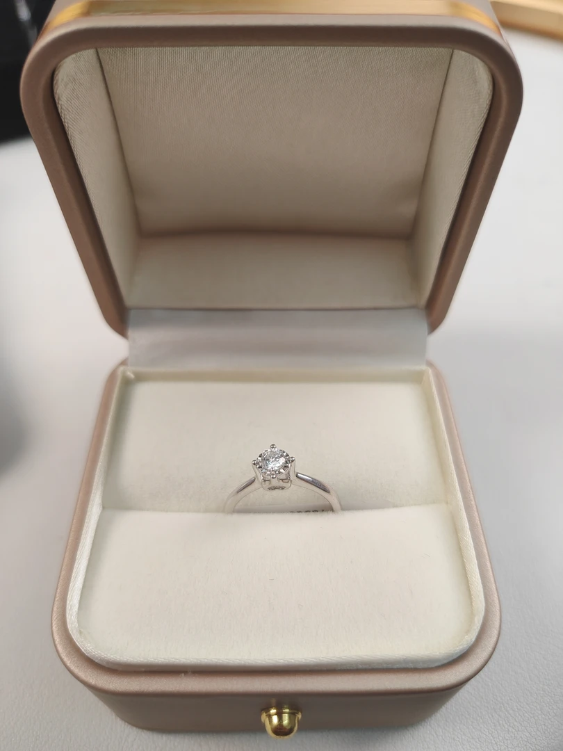 18k金天然钻戒经典四爪20分 A19061138