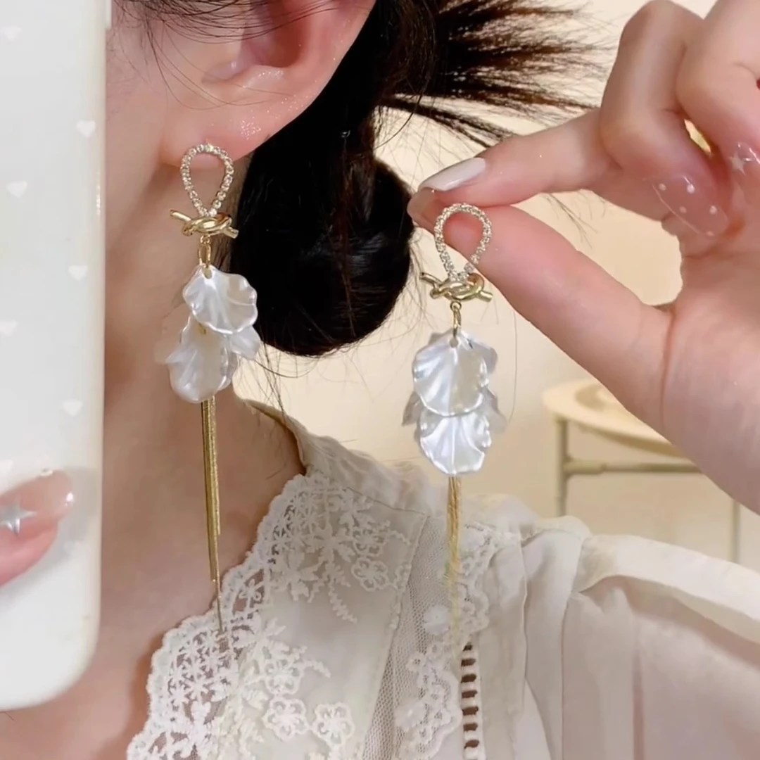 铜合金耳饰 白色多层贝壳花瓣长款流苏耳环镂空微镶水滴耳钉耳饰