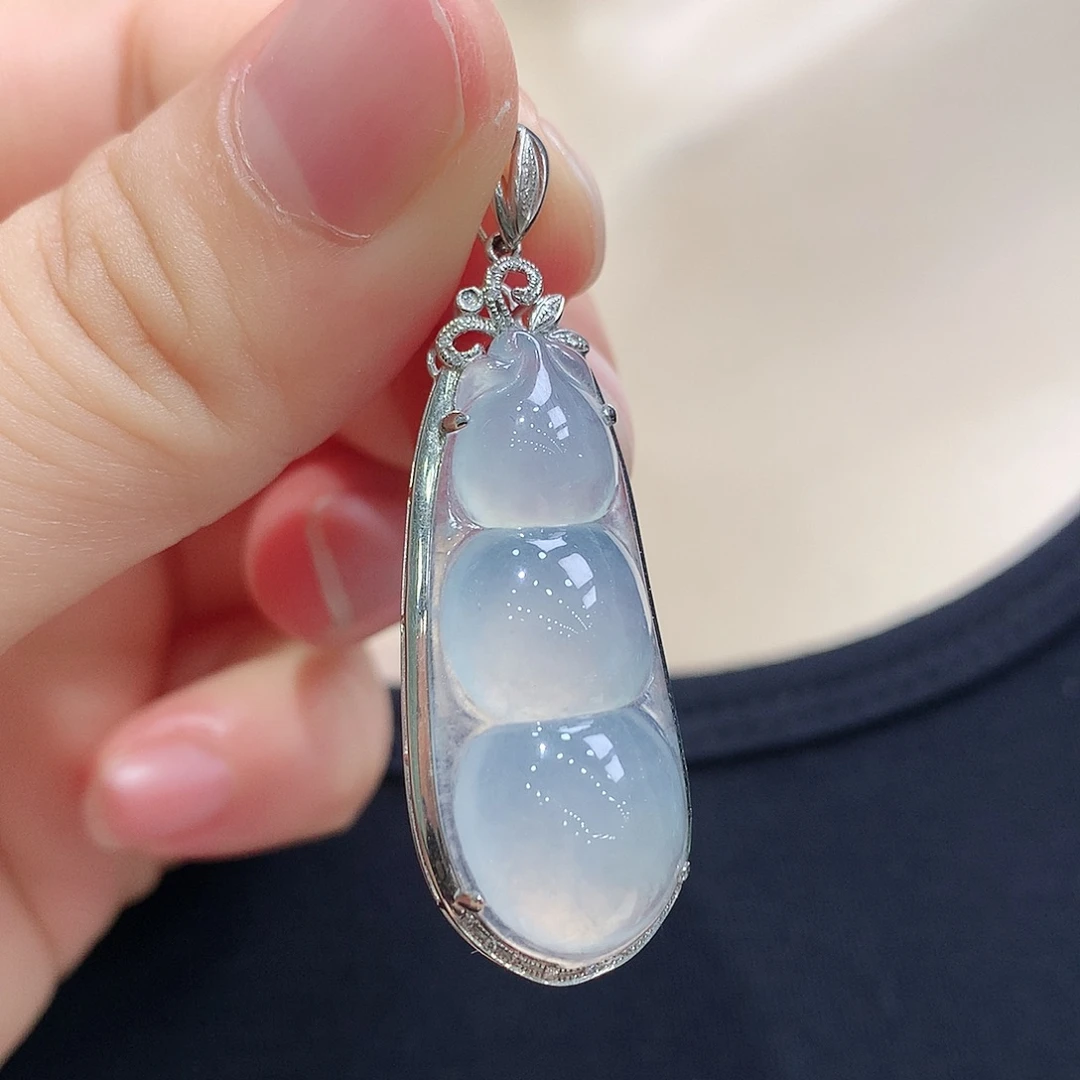 翡翠18K金镶嵌颈饰福豆